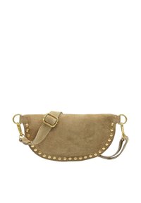 Sac à main en suède beige en forme de demi-lune, avec des clous dorés le long du bord et une bandoulière ajustable avec une boucle.