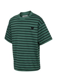 Grön randig kortärmad T-shirt i bomull med svarta horisontella ränder och en liten svart logotyp på bröstet.