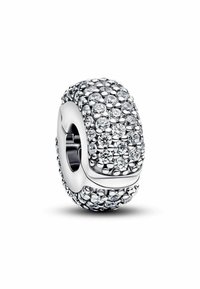 Charm in argento decorato con molteplici cristalli trasparenti rotondi, progettato per braccialetti di gioielli, mostrato su uno sfondo bianco.