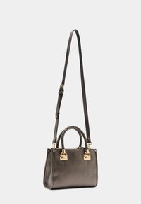 Sac à main en cuir noir avec une texture granuleuse, doté d'une poignée tressée, d'une bandoulière réglable et d'accents en métal doré.