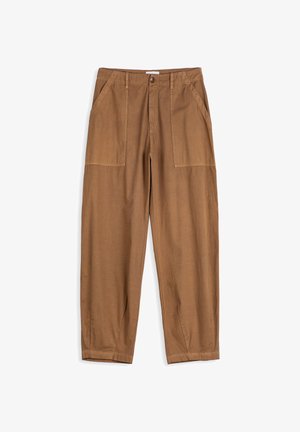 Pantalon marron taille haute à jambe droite avec poches plaquées à l'avant, passants pour ceinture, fermeture par bouton et zip.