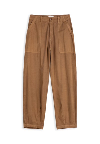 Pantalon marron taille haute à jambe droite avec poches plaquées à l'avant, passants pour ceinture, fermeture par bouton et zip.