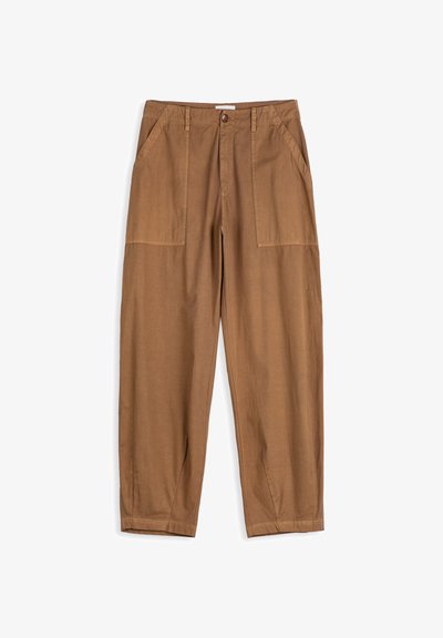 Pantalon marron taille haute à jambe droite avec poches plaquées à l'avant, passants pour ceinture, fermeture par bouton et zip.