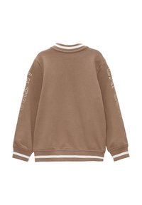 Brązowy sweter z białymi paskami przy kołnierzu i mankietach. Ma nadrukowany tekst wzdłuż rękawów. Wykonany z miękkiego, teksturowanego materiału.