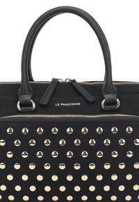 Borsa nera in tessuto con dettagli borchiati in tono oro. Dotata di doppi manici e chiusura superiore con cerniera. marchio: LE PANDORINE.