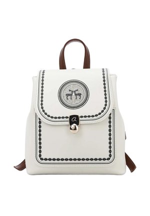 Mochila blanca con ribete decorativo negro y emblema circular con dos ciervos enfrentados, correas de cuero marrón y cierre en la solapa frontal.