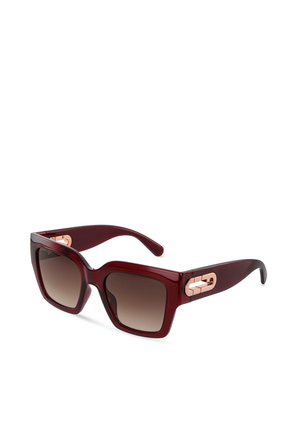 Lunettes de soleil carrées avec verres dégradés foncés et montures épaisses rouge foncé brillantes mettant en valeur des accents rectangulaires dorés sur les branches.