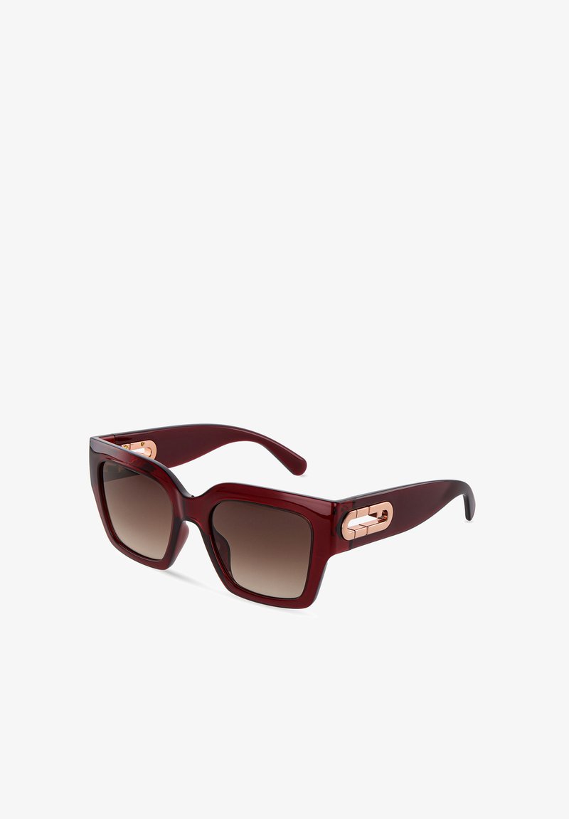 Lunettes de soleil carrées avec verres dégradés foncés et montures épaisses rouge foncé brillantes mettant en valeur des accents rectangulaires dorés sur les branches.
