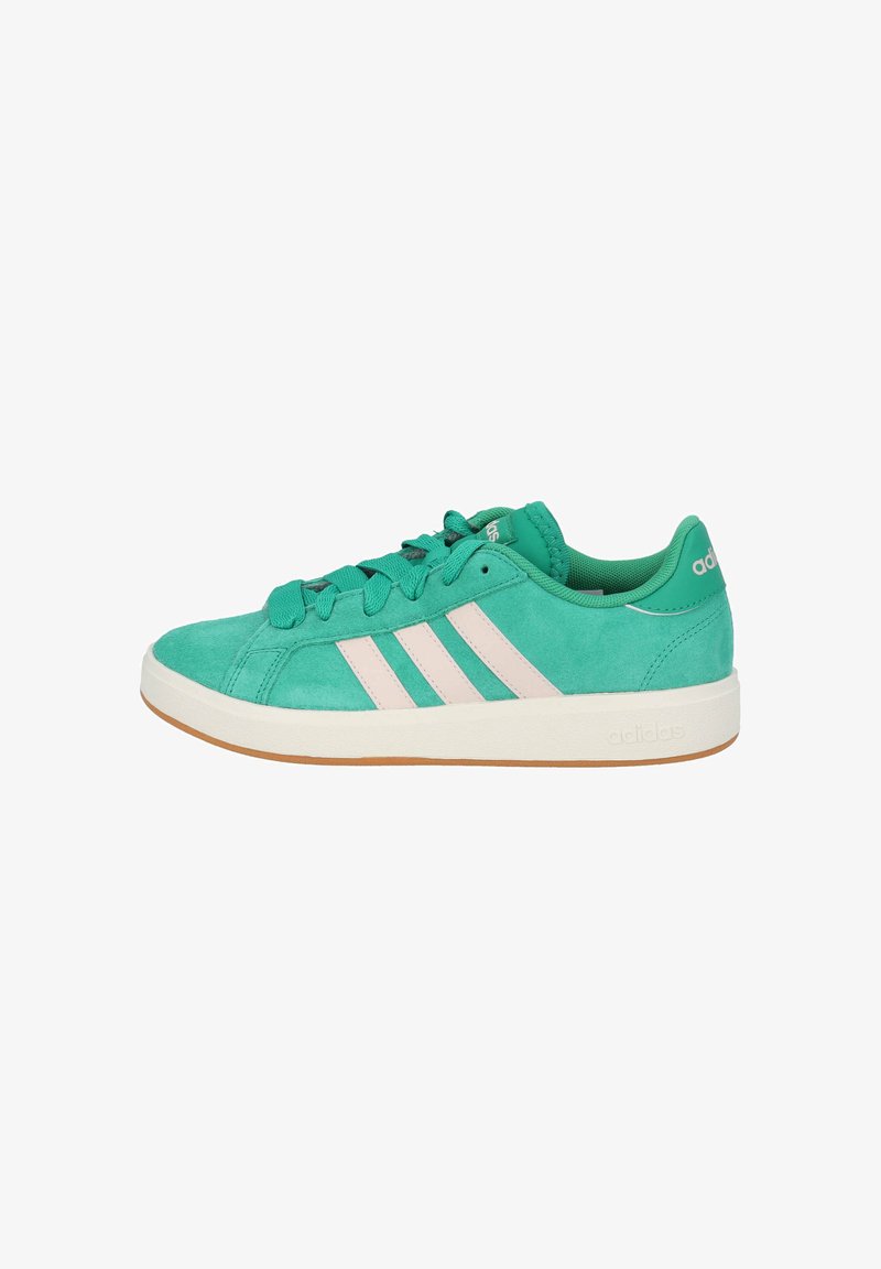 Grüne Wildledersneaker mit rosa Adidas-Streifen, abgerundetem Zehenbereich, gepolstertem Kragen und weißer Gummisohle. Verfügt über ein strukturiertes Schnürdesign.