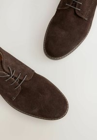 Braune Wildlederschuhe mit runder Zehenform, Schnürdesign und grauen Schnürsenkeln. Mit einer genähten Sohle für zusätzliche Langlebigkeit.