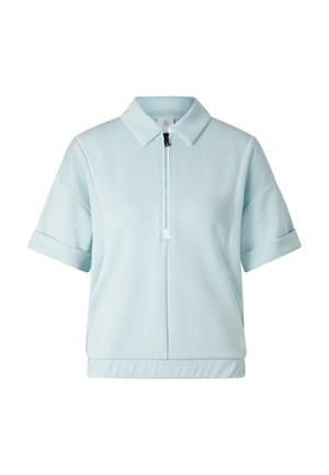 Polo bleu clair à manches courtes avec col, demi-fermeture éclair à l'avant et poignets retroussés, présenté sur fond blanc.