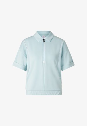 Polo bleu clair à manches courtes avec col, demi-fermeture éclair à l'avant et poignets retroussés, présenté sur fond blanc.