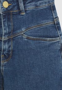Cost:bart KERRY HIGH WAIST - Zúžené džíny - medium blue denim