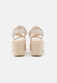 Guess OCILIA - Sandales à plateforme - beige/silver