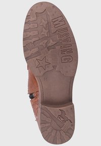 Brąsole rubberowa podeszwa z wytłoczonymi wzorami, w tym gwiazdami i wzorem konia, z fakturowanym spodem i oznaczeniem rozmiaru (37).