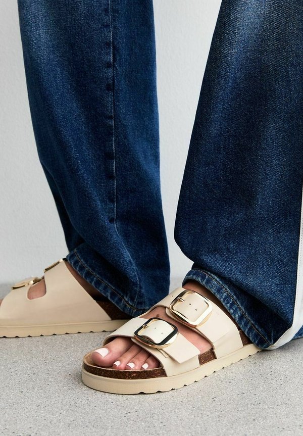 BUCKLED STRAP - Riemensandalette