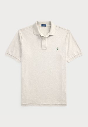 Cămașă polo gri deschis, din bumbac, cu o placket cu trei butoane, mâneci scurte și un mic logo verde pe partea stângă a pieptului.