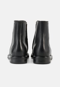 Vagabond FLOYD - Klasiski puszābaki - black