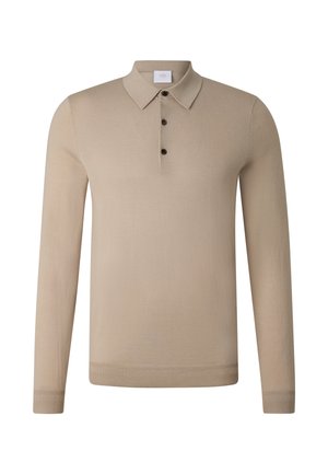 Beige langærmet strikket poloshirt med tre-knaps lukning og ribstrikkede manchetter og kant, vist mod en ensfarvet hvid baggrund.