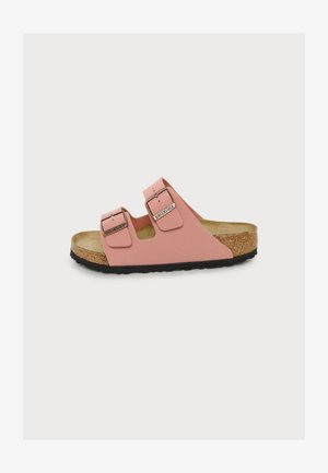 Sandale Birkenstock rose avec deux brides réglables à boucle, semelle intérieure en liège et semelle noire texturée, vue de côté sur fond blanc.