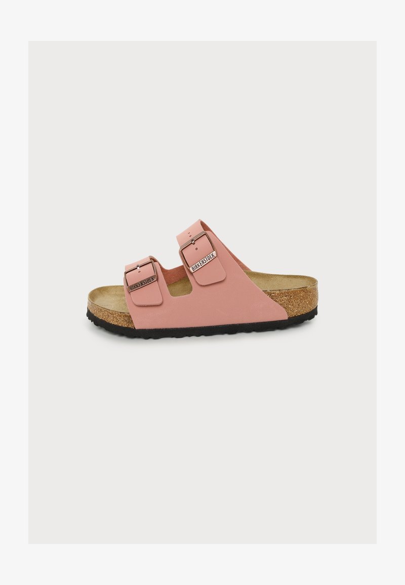 Ροζ σανδάλι Birkenstock με δύο ρυθμιζόμενα λουράκια με αγκράφα, φελλό πέλμα και μαύρη υφασμάτινη σόλα, εμφανιζόμενο από το πλάι σε λευκό φόντο.