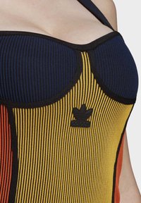 adidas Originals Pouzdrové šaty - mustard yellow