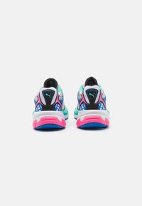 Scarpe sportive con tomaia in mesh, dettagli neri e teal, suole rosa e blu e un tacco a fantasia. Presentano un'imbottitura e una chiusura sicura.