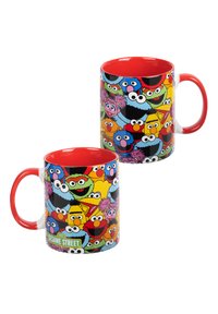 Tazza in ceramica con un interno rosso, caratterizzata da un design colorato con vari personaggi di Sesame Street, tra cui Elmo e il Mostro dei Cookie.