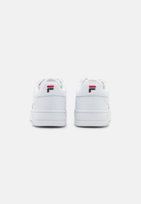 Sneaker bianche in pelle con un design a punta bassa. Presentano una punta rotonda, un colletto imbottito e accenti a contrasto in rosso e blu navy.