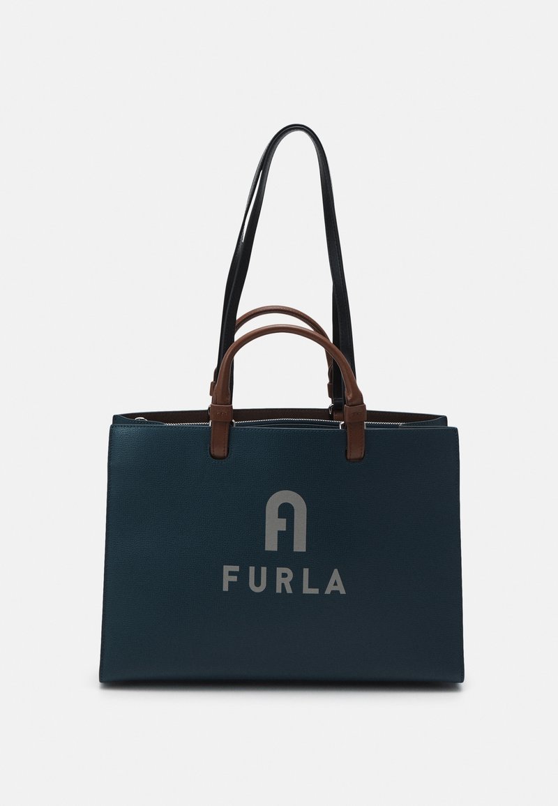 Furla tote-väska i mörkblått material med två svarta axelremmar och två bruna handtagsremmar; har en silverlogotyp på framsidan.