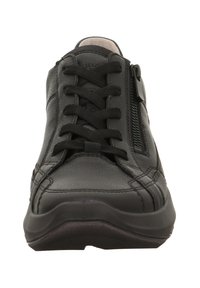 Schwarze Leder-Sneaker mit Schnürverschluss, seitlichem Reißverschluss, runder Zehenpartie und strukturierten Akzenten. Flache Sohle mit subtilen Nähdetails.