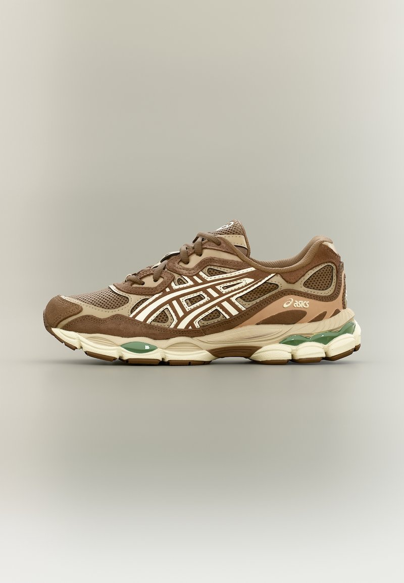 Chaussure de course ASICS marron et beige avec une tige en mesh et en daim, des bandes réfléchissantes, une semelle amortissante et des accents gel verts sur la semelle extérieure.
