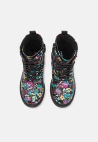 Botas de cuero negras con un estampado floral colorido, que cuentan con cordones y un zipper lateral. Superficie texturizada y diseño de punta redonda.