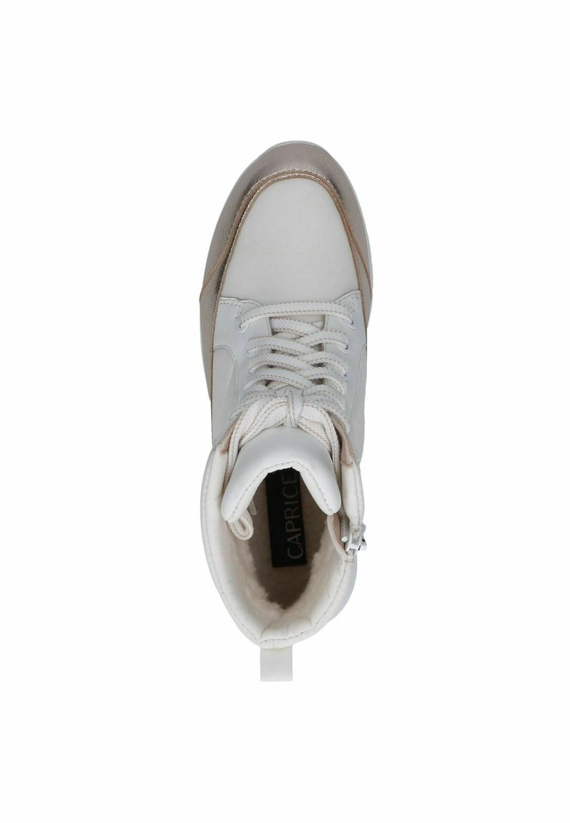 Witte sneaker met metallic gouden accenten, voorzien van een gewatteerde kraag, gestructureerde veters en een zachte binnenvoering. Merklogo zichtbaar aan de binnenkant.