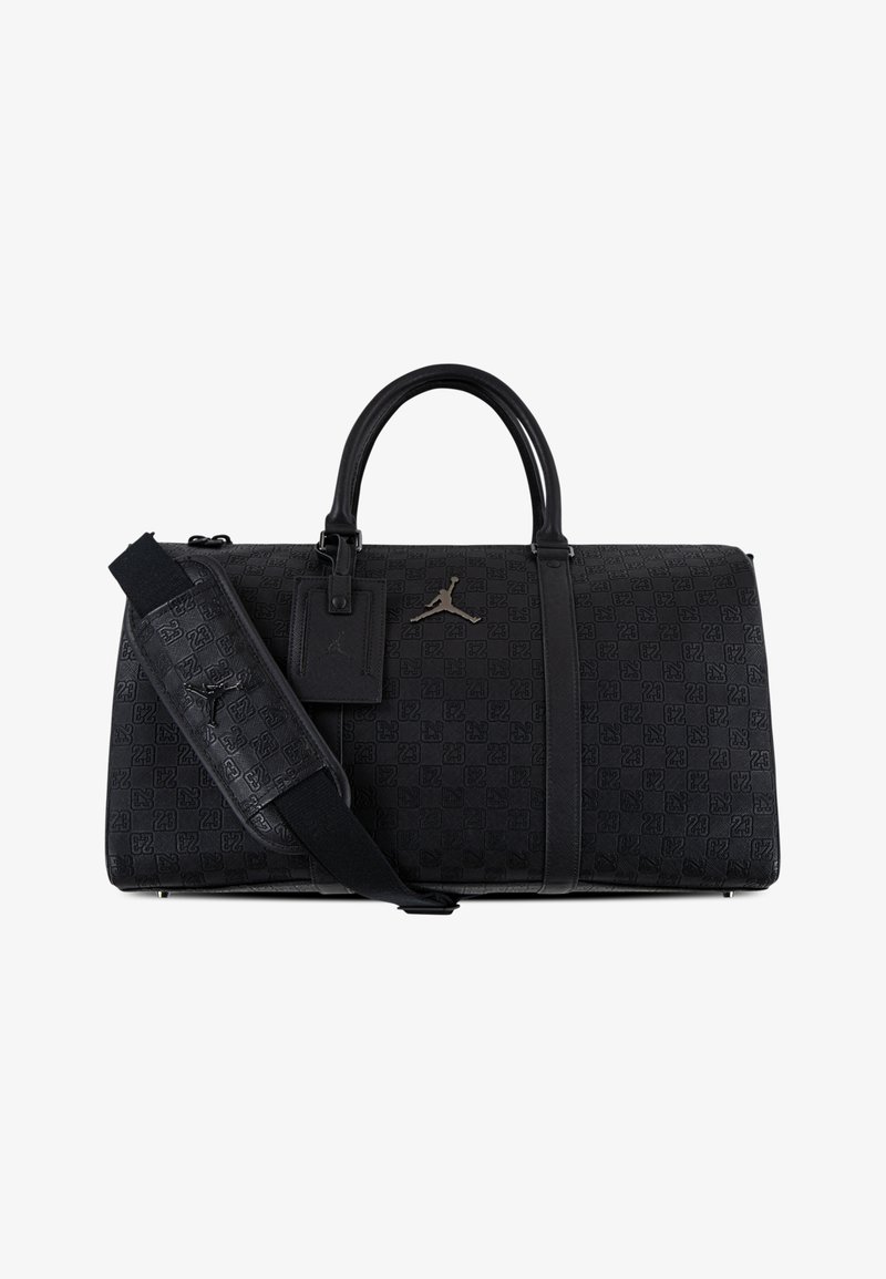 Fekete sporttáska, amely kiemelkedő kockás dombornyomott mintával, bőr pántokkal és levehető vállpánttal rendelkezik. Figyelemfelkeltő Jumpman logós részlet.