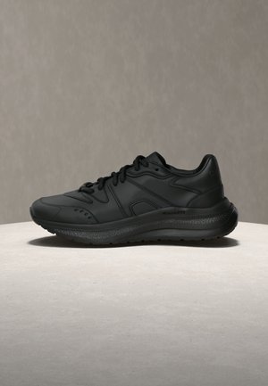 Scarpa da corsa nera con tomaia sintetica liscia, suola ammortizzata e dettagli testurizzati lungo i lati. Include lacci e particolari per la ventilazione.