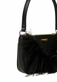 Borsa a mano in pelle nera con manico corto, dotata di un accento morbido nero, zip dorata e marchio sulla parte anteriore. Design compatto.