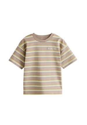 Beżowy t-shirt z krótkim rękawem z poziomymi białymi i żółtymi paskami oraz małym białym tekstem na górnej, lewej części klatki piersiowej.