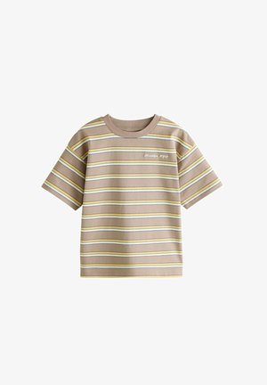 Beige t-shirt med korte ærmer med horisontale hvide og gule striber og lille hvid tekst på øverste venstre bryst.