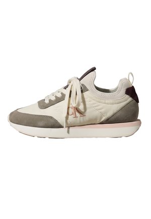 Lavprofil sneaker med cremefarvet stof, grå ruskind detaljer, hvide snørebånd, lyserød sålkant og en trækflig ved hælen.