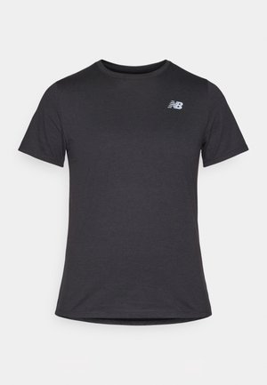 Melnas īsām piedurknēm T-krekls, izgatavots no mīksta auduma, ar nelielu pelēku New Balance logo kreisajā augšējā krūtīs, klasiskā apaļā kakla dizainā.