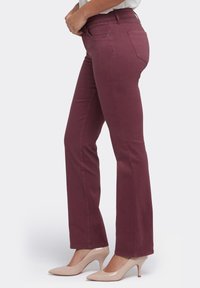 Pantalones rectos burdeos hechos de una mezcla de algodón, con cremallera en la parte delantera, bolsillos frontales y una cintura elegante.