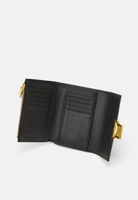 Portafoglio in pelle nera con finitura testurizzata, dotato di scomparti per carte, tasca con zip e accenti in metallo dorato. Design aperto per un facile accesso.