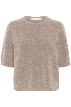 Maglione in maglia beige a maniche corte con scollo rotondo. Texture morbida e vestibilità rilassata. L'etichetta riporta "GESTUZ" vicino al collo.