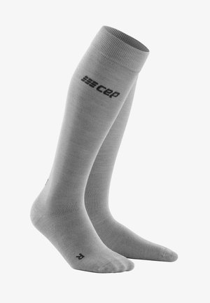 Chaussettes grises jusqu'aux genoux avec une texture lisse, arborant un logo CEP noir sur le côté. Le design comprend des pointes et des talons renforcés.