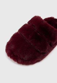 Chinelo de pelúcia bordeaux com uma textura macia, apresentando três secções acolchoadas horizontais e um design de bico arredondado.