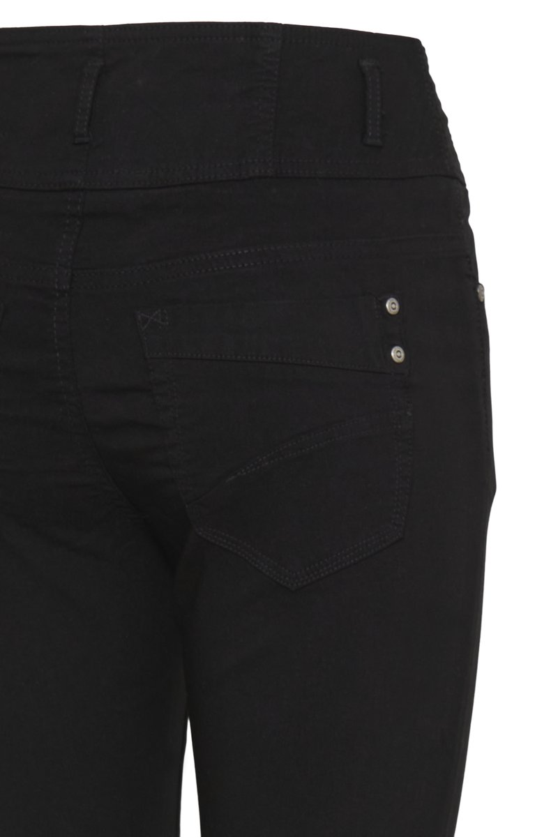 Schwarze Hose mit sichtbarer Naht an der hinteren rechten Seitentasche und zwei Metallnieten nahe der Taschenöffnung.