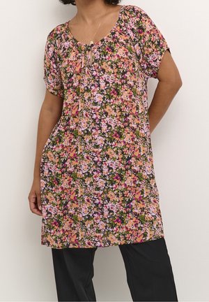 Tunique florale à manches courtes en rose, jaune et vert sur fond noir. Dotée d'un col rond et d'une coupe ample.