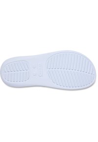 Suela de calzado blanca con surcos y estrías texturizadas en un patrón de hoja. Marcada con "Crocs" y la información de tallas. Acabado mate liso.