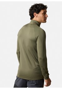 Olivgrünes, langärmeliges Sportshirt mit hohem Kragen und glattem Stoff. Das Design verfügt über enganliegende Ärmel und einen nahtlosen Rücken.